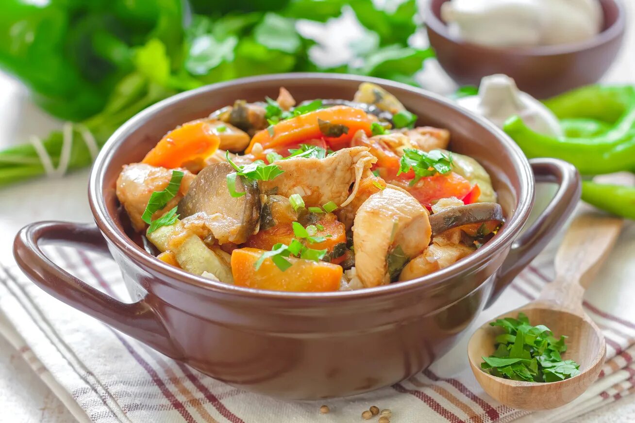 куриное филе тушеное с овощами. куриное филе с овощами на сковороде. курица с овощами в соевом соусе. курица тушеная с овощами на сковороде. курица тушеная с овощами на сковороде.