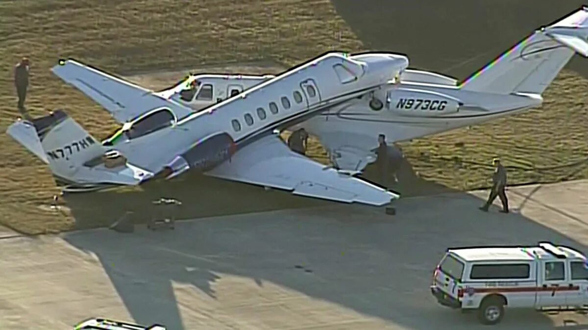 Cessna 525. Двойной самолет. Самолеты врезались друг в друга. Самолёт с двумя хвостами. Самолет 2 раза в год