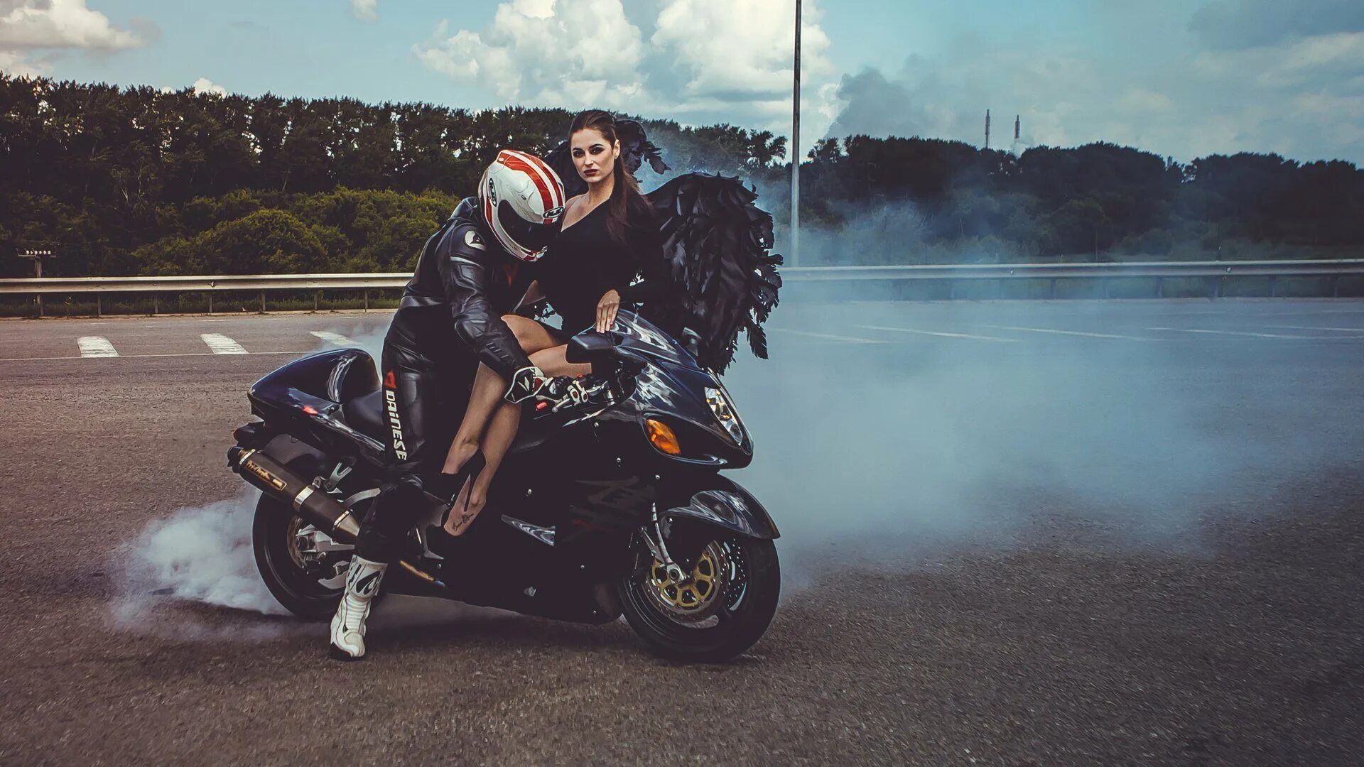Девушка на мотоцикле. Парень на мотоцикле. Мотоциклист с девушкой. Парень с девушкой на мотоцикле. Фото на байке