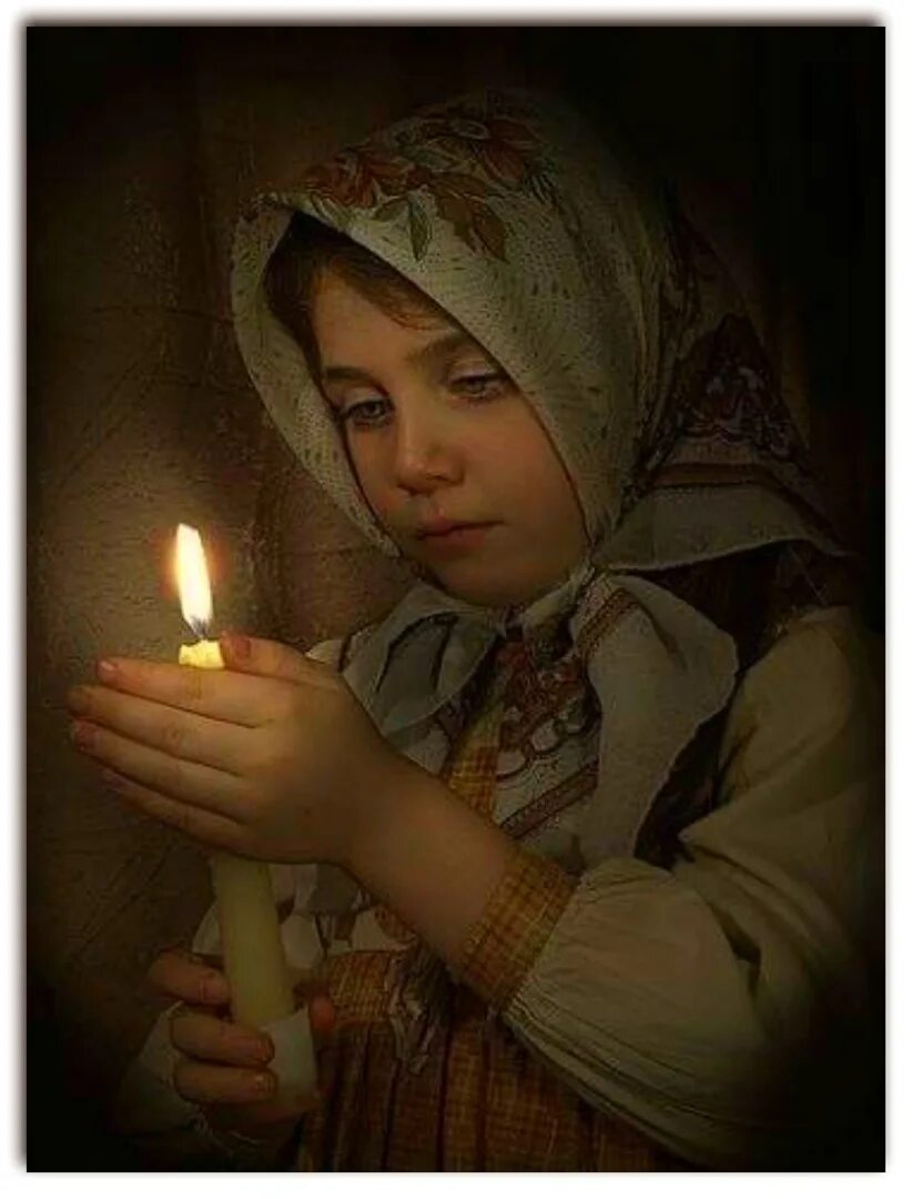 Молитва за невинно убиенных людей. Девочка молится в храме. Дети молятся в храме. Девочка в храме. Свеча храме девочка.