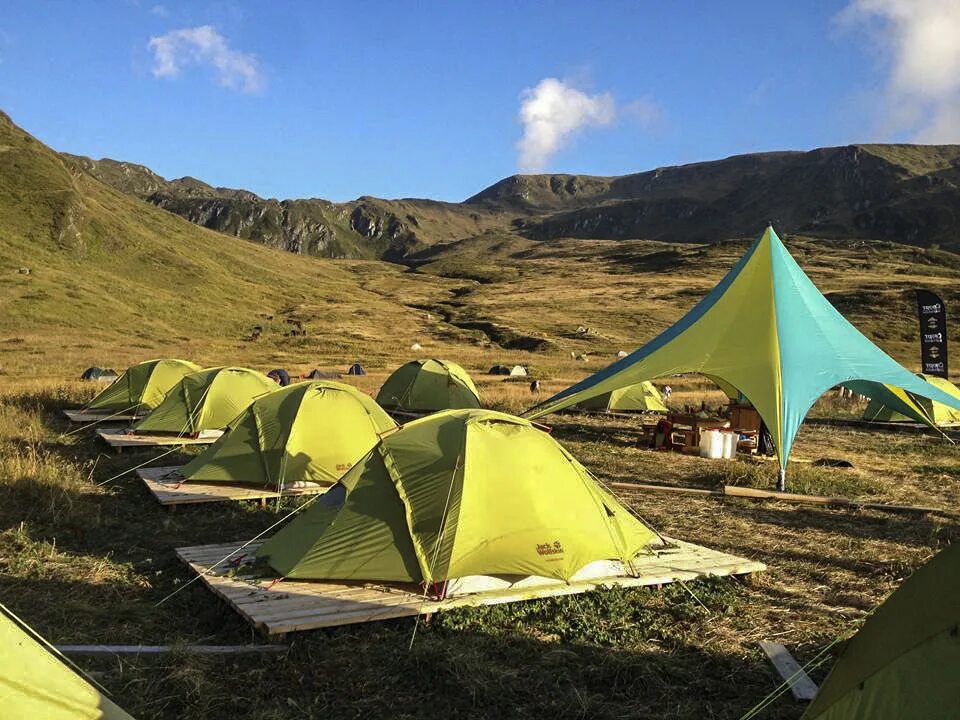 Rose camp. Сочи красная Поляна палаточный городок. Палаточный лагерь нахазо. Палаточный лагерь Сочи. Сочи горный кемпинг нахазо.