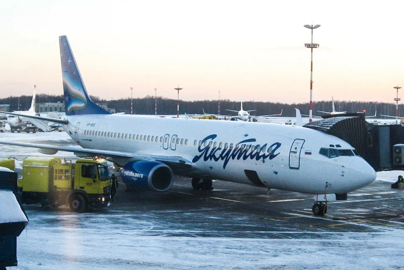 Рейсы якутия москва. Авиакомпания Якутия Боинг 737-800. Боинг 737 Якутия. Авиакомпания Якутия r3. Боинг 737 якутские авиалинии.