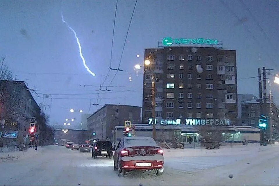 Снеговая гроза Мурманск. Гроза зимой в Мурманске. Молния зимой Мурманск. Снежная гроза.