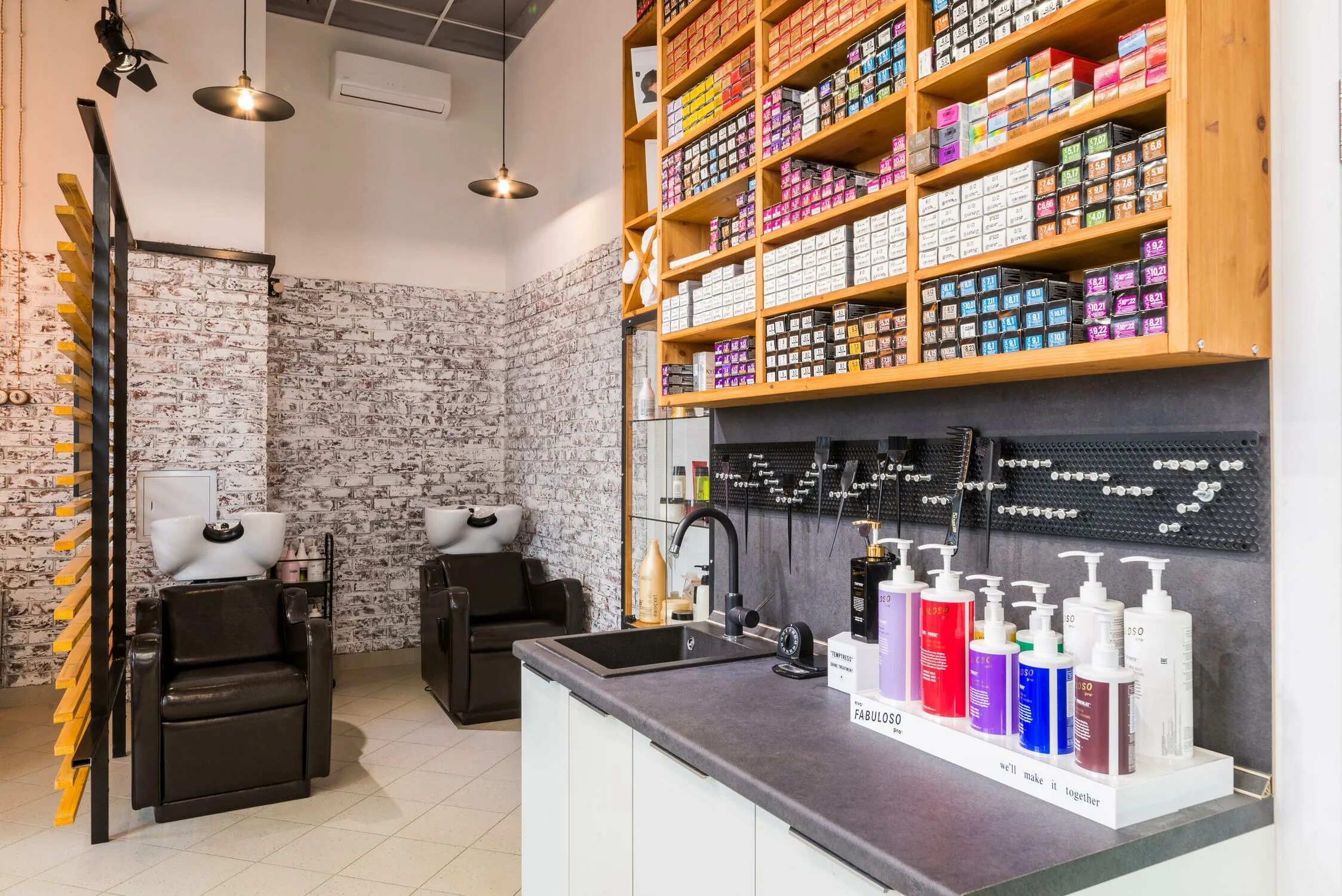 Лаборатория парикмахера. Лаборатория парикмахера. Стеллаж для парикмахерской в стиле. Лаборатория для парикмахерской. Колор бар для парикмахеров в салоне красоты.