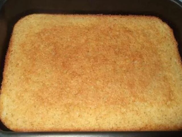 бисквит классический в духовке на противне. бисквит на пергаменте. бисквит в стеклянной форме в духовке. квадратный бисквитный торт. бисквит классический в духовке на противне.