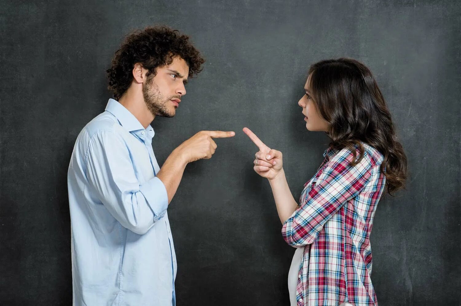 В трудной психологической ситуации. Конфликт. Люди спорят. Мужчина и женщина спорят. Спор между мужчиной и женщиной.