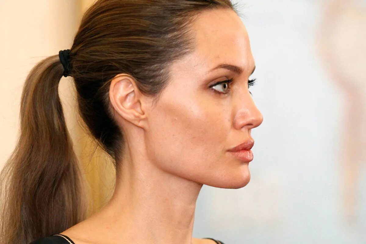 Уши выше глаз. Анджелина Джоли профиль. Анджелина Джоли профиль лица. Анджелина Джоли нос курносый. Анджелина Джоли анфас и профиль.