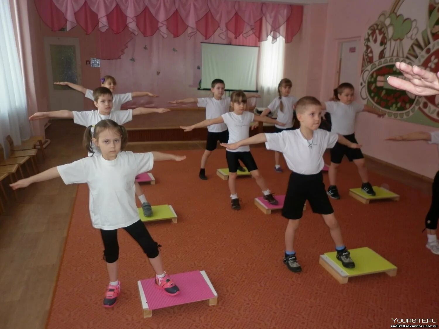 Музыка для зарядки в старшей группе. Утренняя гимнастика в детском саду. Физкультурные занятия в ДОУ. Физкультура в детском садике. Дети на физкультуре в детском саду.