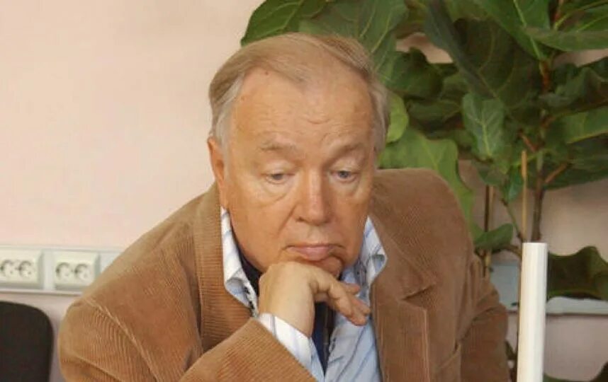 Вознесенский портрет. Вознесенский поэт шестидесятник. Вознесенский писатель. Вознесенский писатель. Вознесенский писатель.