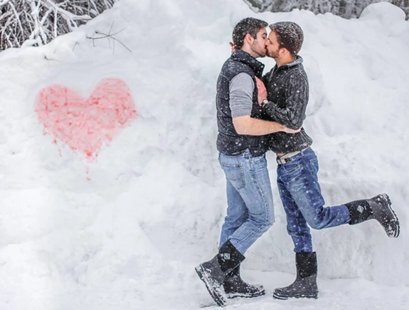 Двое подростков обнимаются. Парни зима поцелуй. Zara man зима. Поцелуй парней. Два парня зимой.