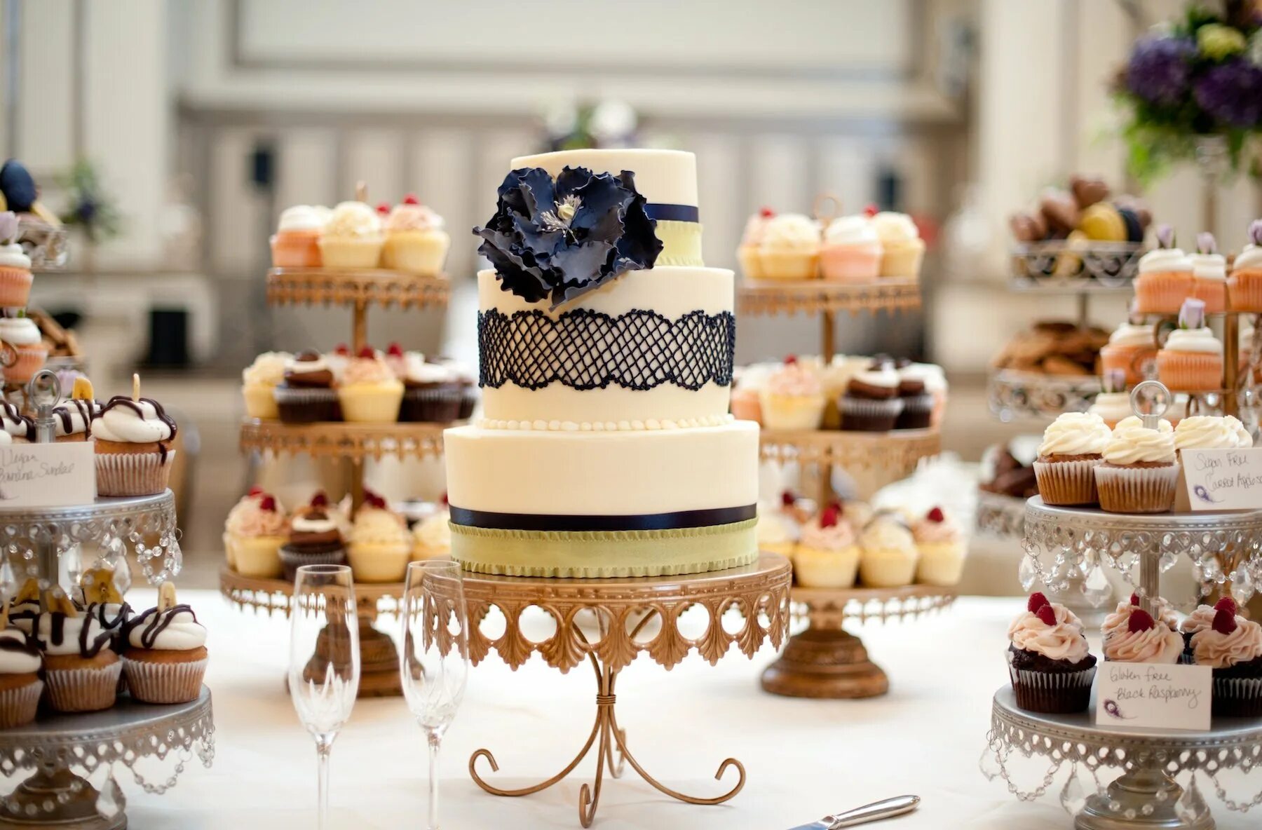 Магазин красивых тортов. Свадебные пирожные. Кондитерские торты. Много тортов. Стол для свадебного торта.