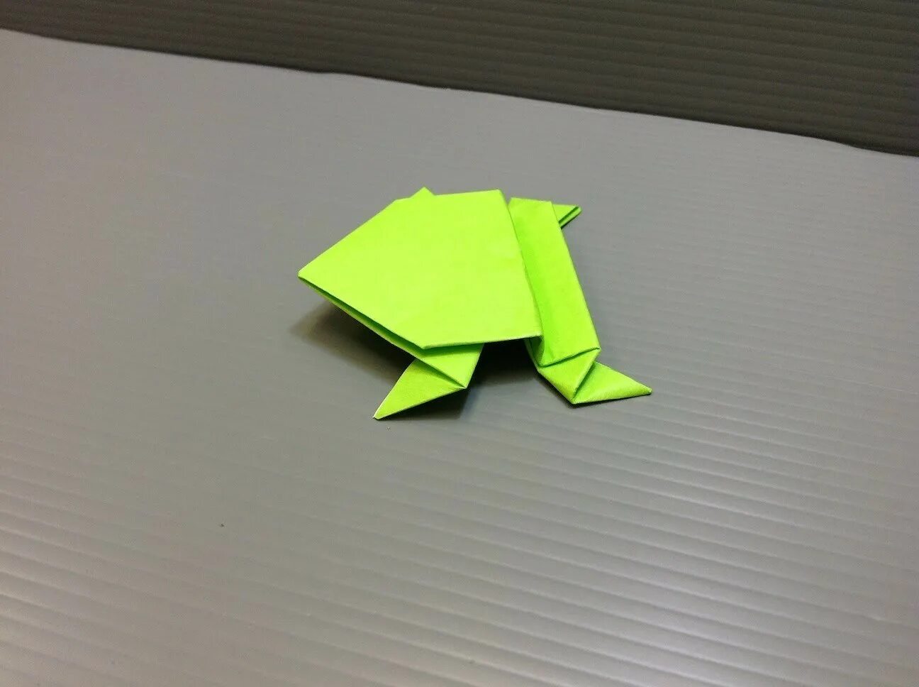 Как сделать лягушку из бумаги. Оригами лягушка. Оригами лягушка настоящая. Лягушка из бумаги пластики. Модульное оригами из бумаги лягушка.