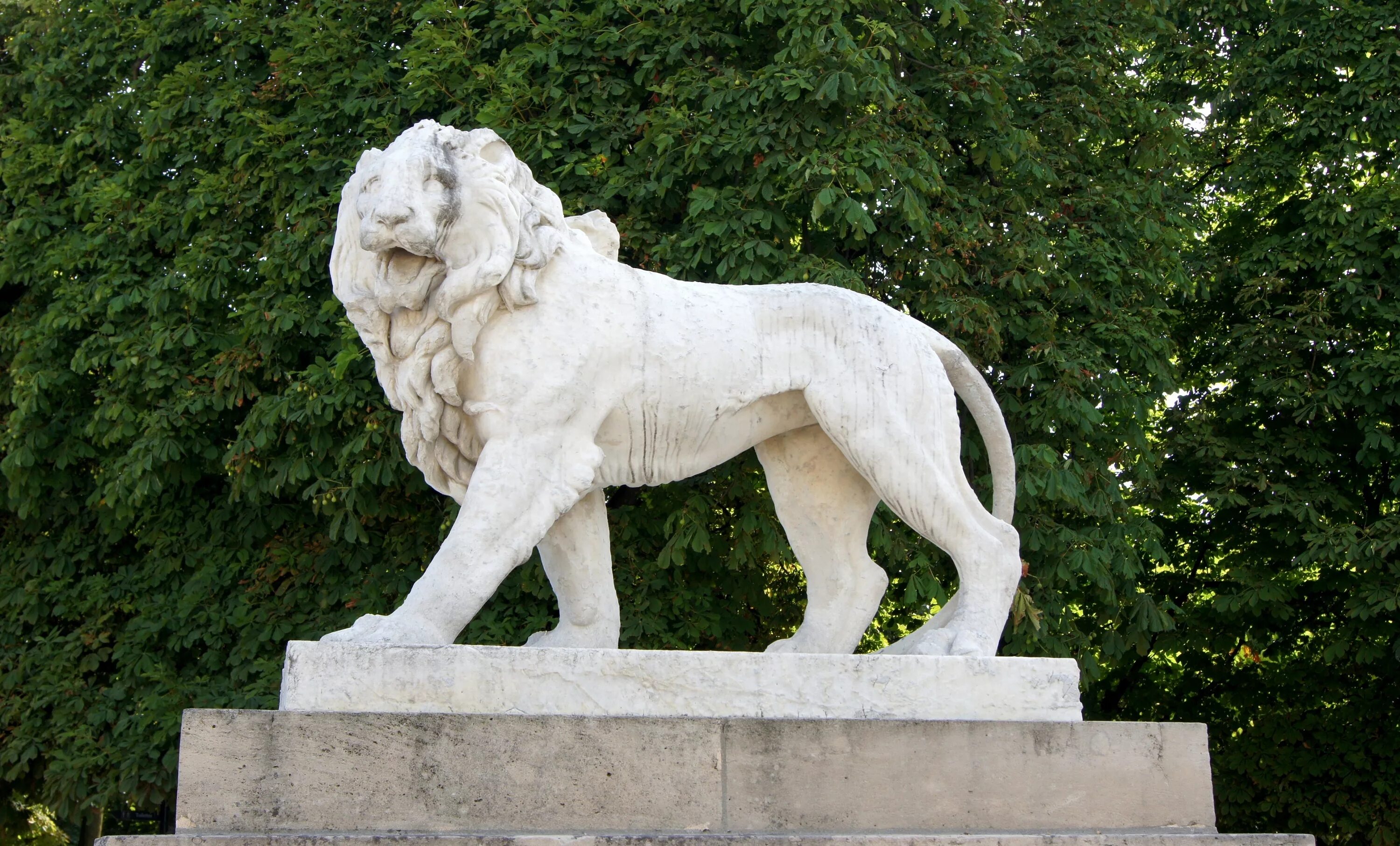 Статуя львов. Статуя Льва. Panketal Германия статуя Льва. Статуя Льва в Париже. Гослар памятник Лев.