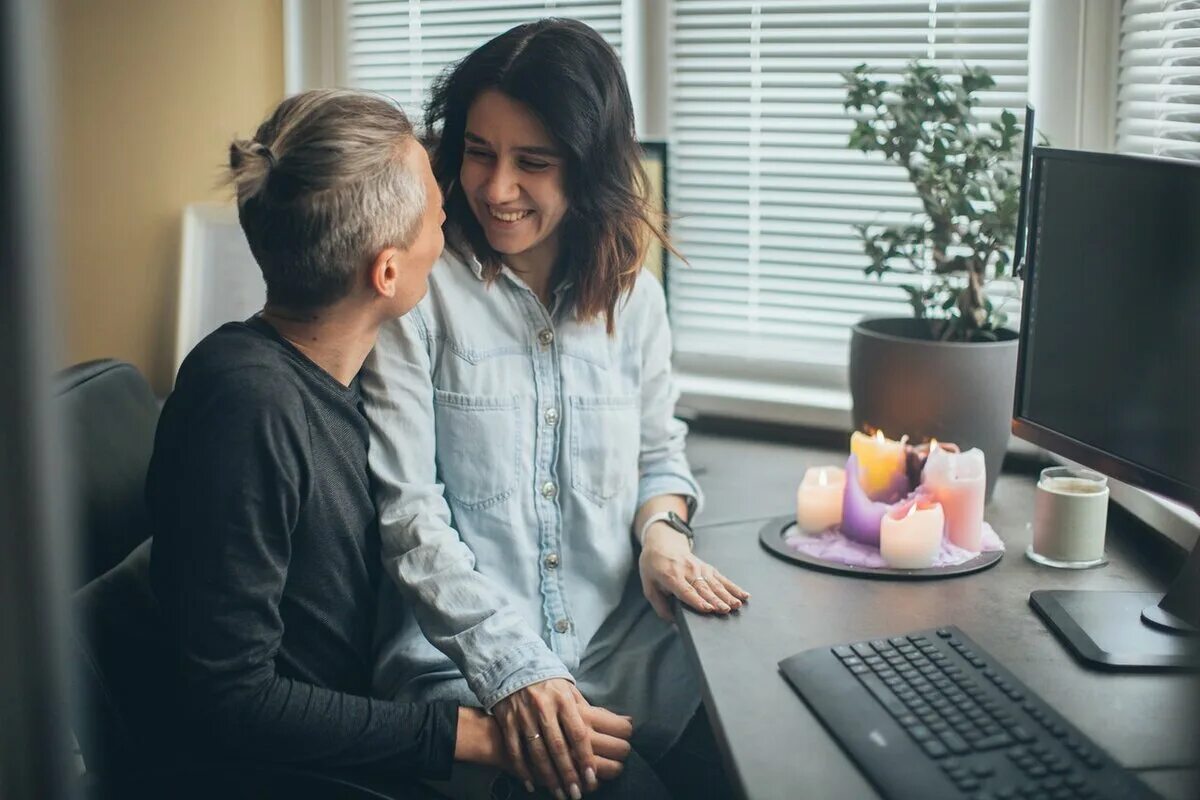 Управление домашними активами Family Office мужчина и девушка. Office Romance on the Horizon. Lap.