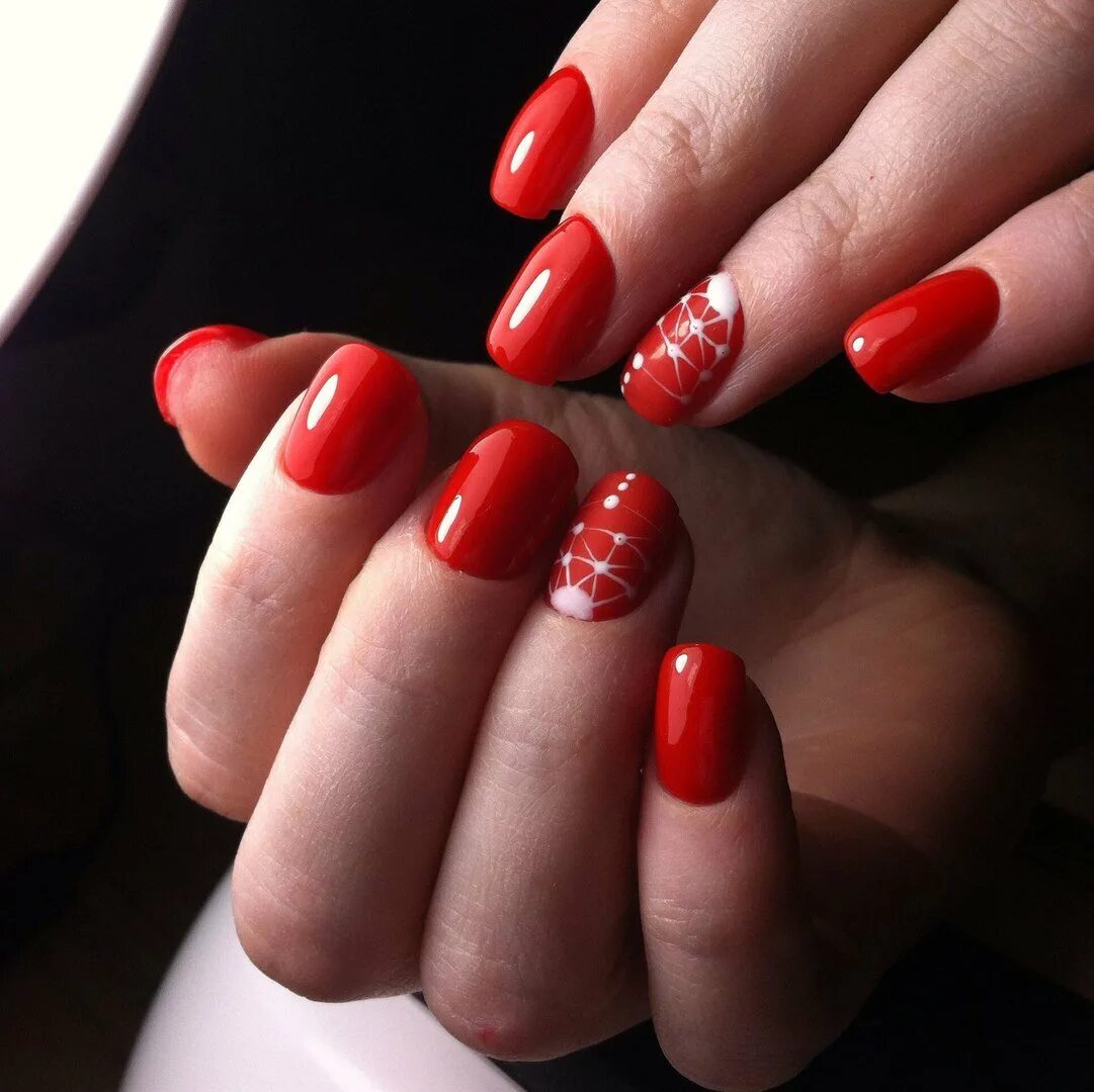 Красный маникюр однотонный. Шеллак красного цвета. Шеллак красный. Шеллак красного цвета. Красный маникюр на короткие ногти.