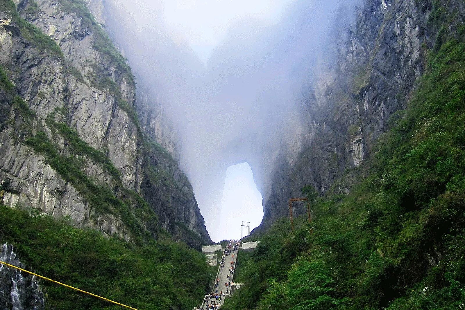 Небесная арка. Гора Тяньмэнь в Китае. Тяньмэньшань гора небесные ворота. Пещера небесные врата гора Тяньмэнь. Ворота в рай, Тяньмэнь, Китай.