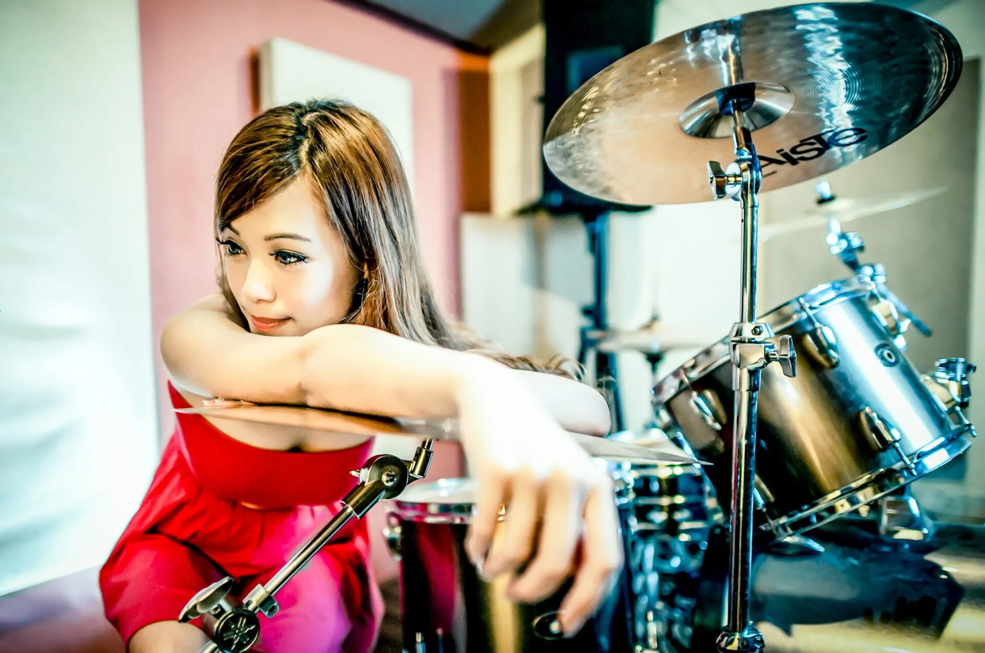 Девушка за барабанами. Девушка барабанщик. Стефани эйлинберг барабанщица. Анастасия середа барабанщица. Девушки играющие ударных.