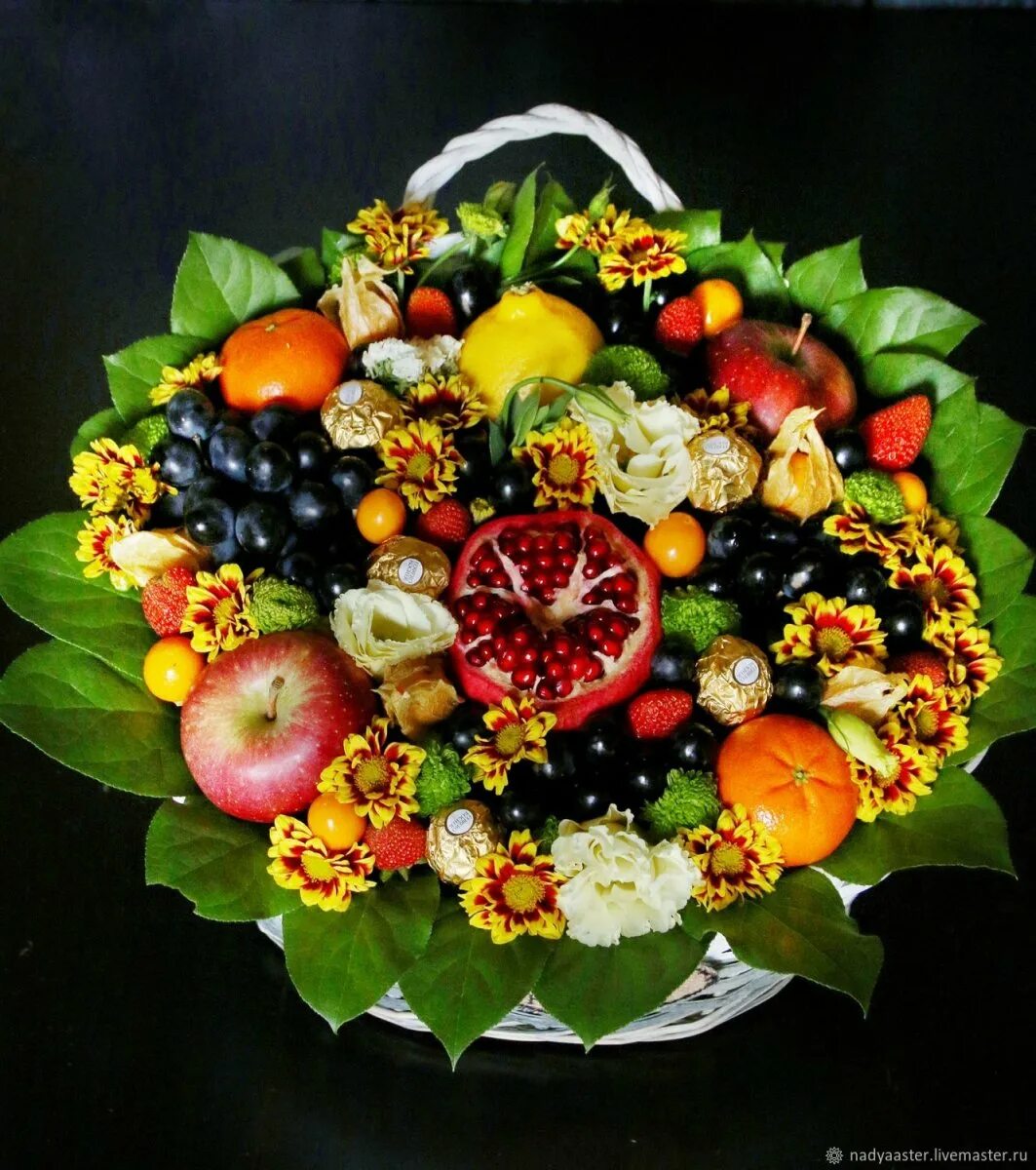 Свит гифт фруктовые букеты. Необычные букеты. Композиция из цветов и фруктов. Цветочно-фруктовые композиции.
