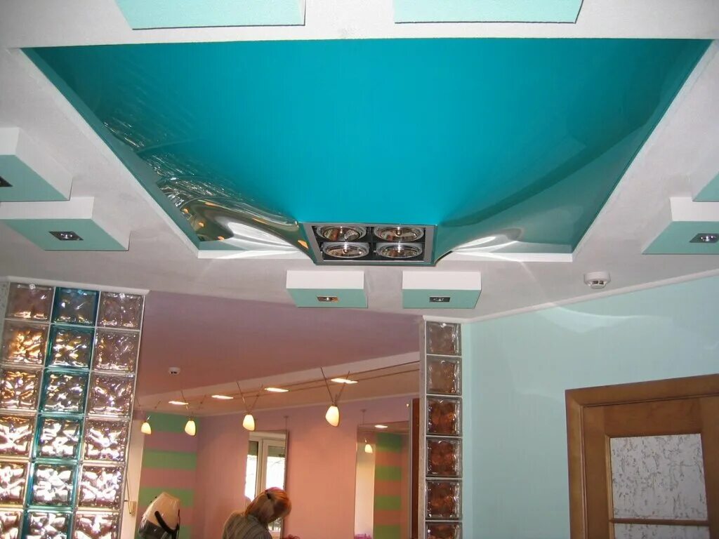 натяжные потолки с фотопечатью. натяжной потолок на кухне. двухуровневые натяжные потолки. двухуровневый натяжной потолок с подсветкой. потолок с подсветкой.