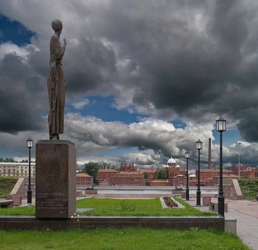 Где памятник ахматовой. Кресты Санкт-Петербург памятник Ахматовой. Памятник Анне Ахматовой в Санкт-Петербурге. Памятник Анне Ахматовой напротив крестов. Памятник Ахматовой у тюрьмы кресты.