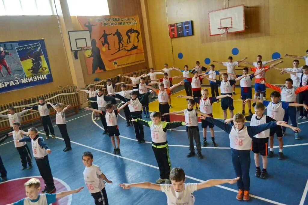 урок физкультуры. детская спортивная школа. урок физической культуры. магницкая ольга легкая атлетика. учащиеся спортивных школ.