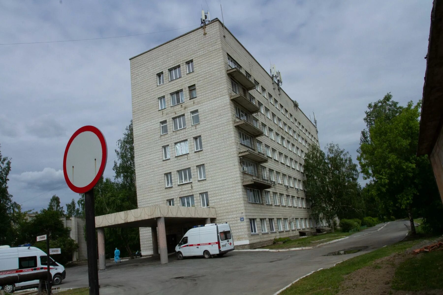 11 больница телефон приемного покоя. Городская клиническая больница 11 Новосибирск. 11 Поликлиника Новосибирск. 11 Больница в Новосибирске фото. ГКБ 19 Новосибирск.