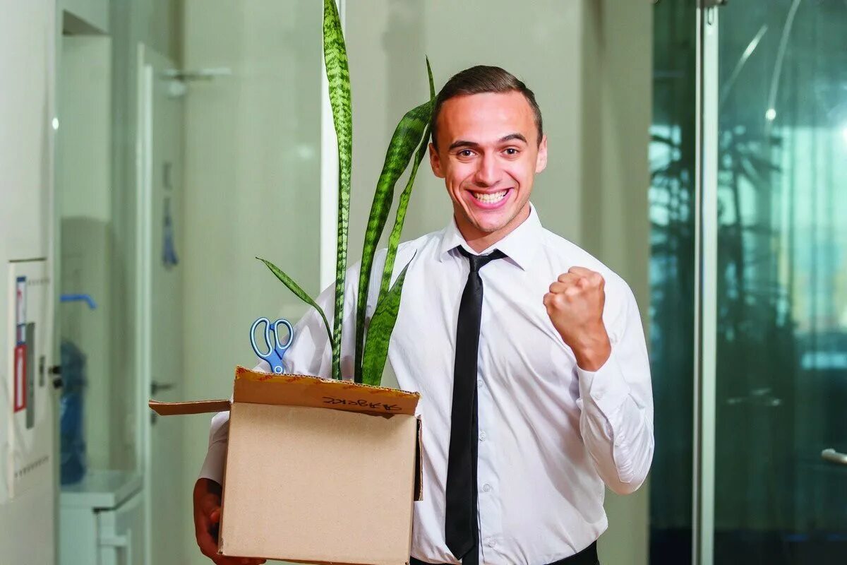 Работник. Работник уходит с работы. Работник уходит с работы. Человек увольняется. Увольнение.