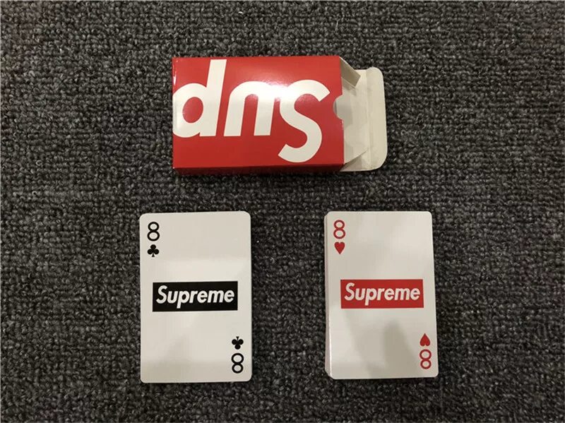 Карты Суприм. Цепочка Supreme карты. Supreme Card logo. Банковская карта Supreme вид сверху.