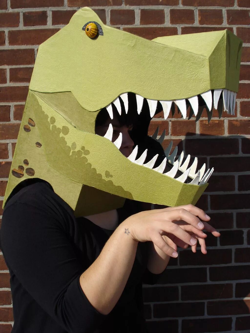 Руки динозавриком. Костюм динозавра Дино Маск. Динозавр из картона. Картонная маска динозавра. Бумажный динозавр на руку.