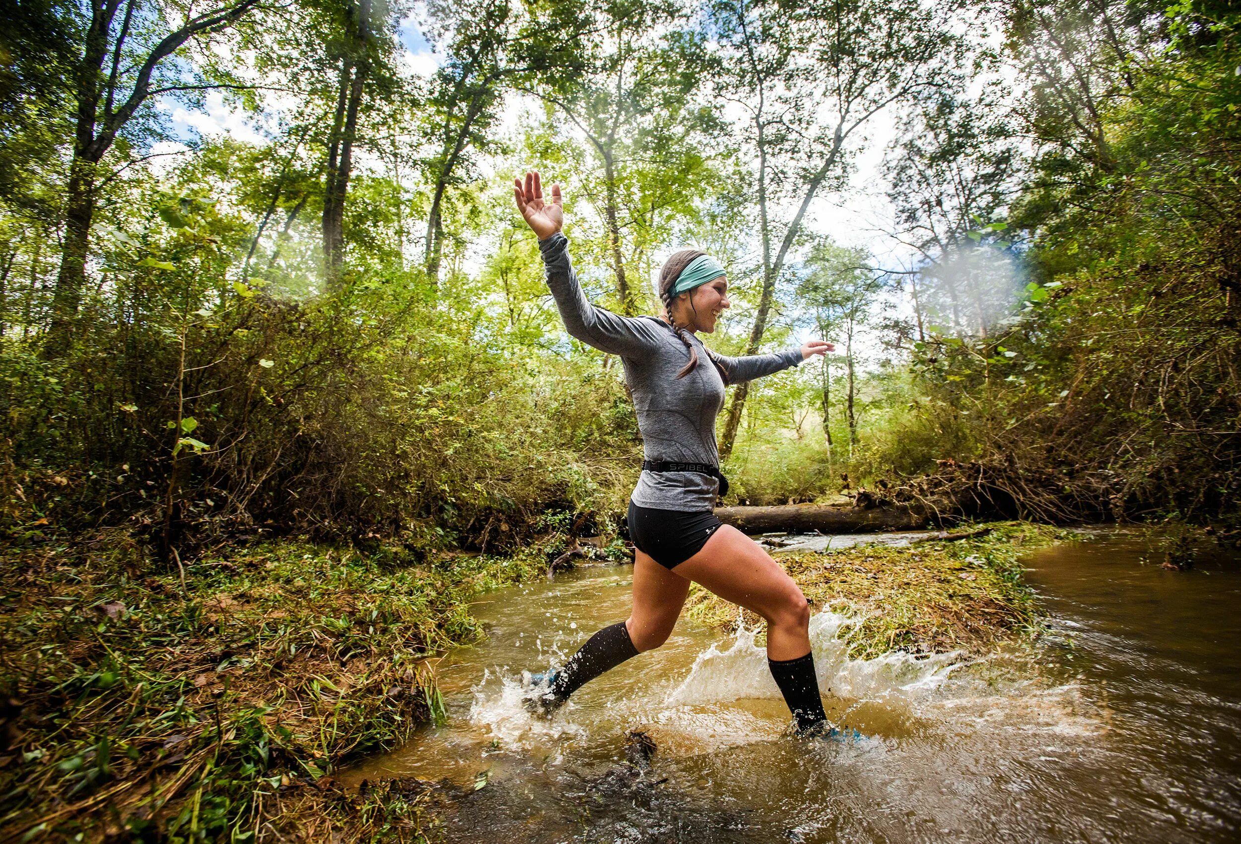 Бегать видео игры. Девушка бежит по грязи. Грязевой Трейл. Trail Run лига героев.