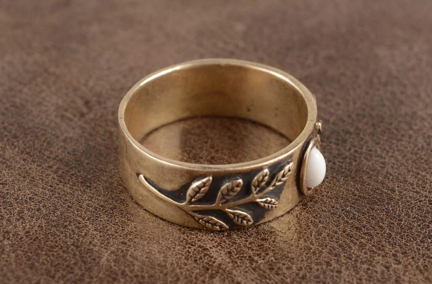 Бронзовое кольцо любовь. Бронзовое кольцо. Кольцо из бронзы. Бронзовые кольца женские. Перстень бронза.