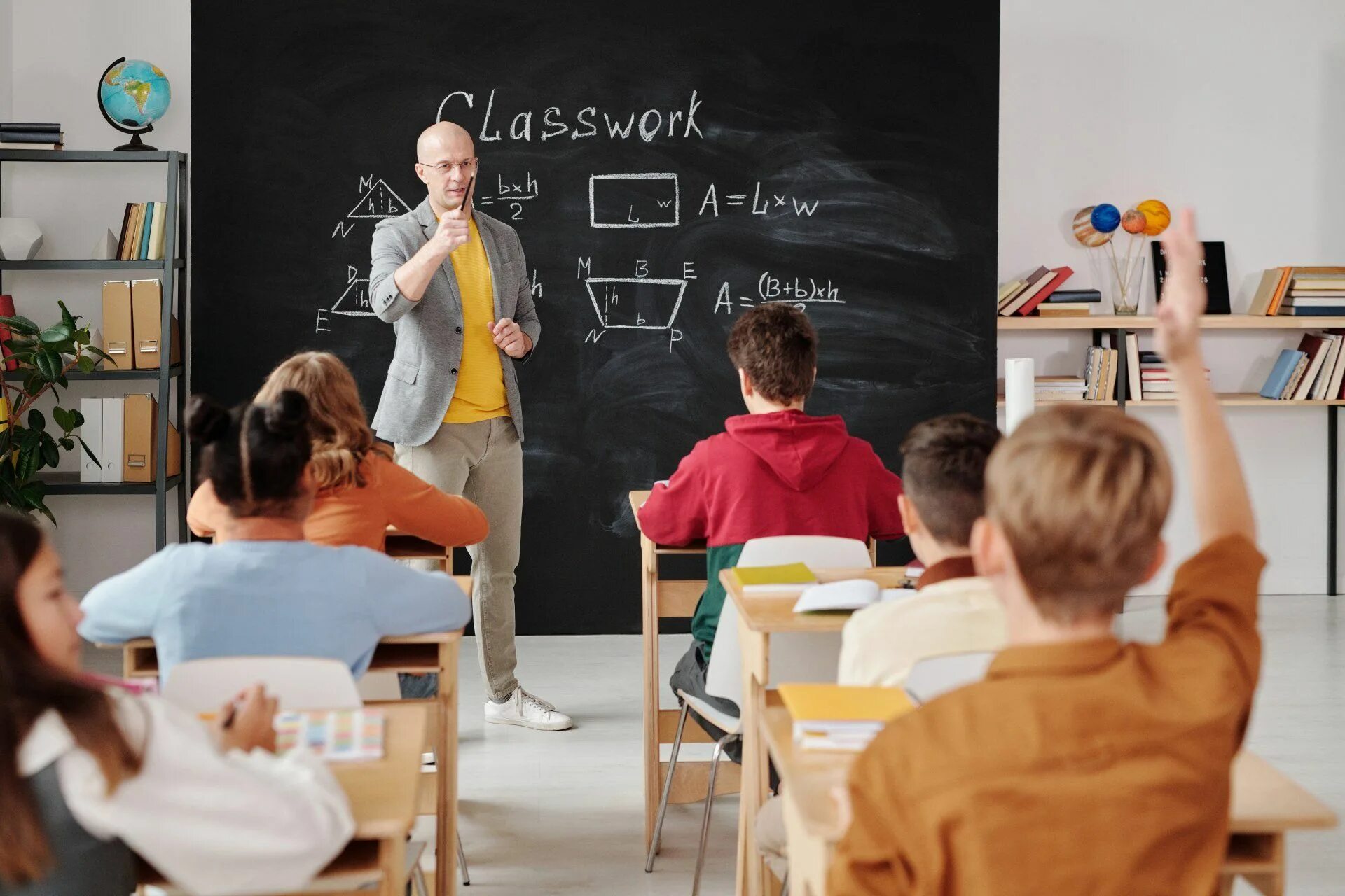 A teacher. Преподавание в младших классах. Учитель в классе. Учитель и ученик у доски. Школа современного учителя.