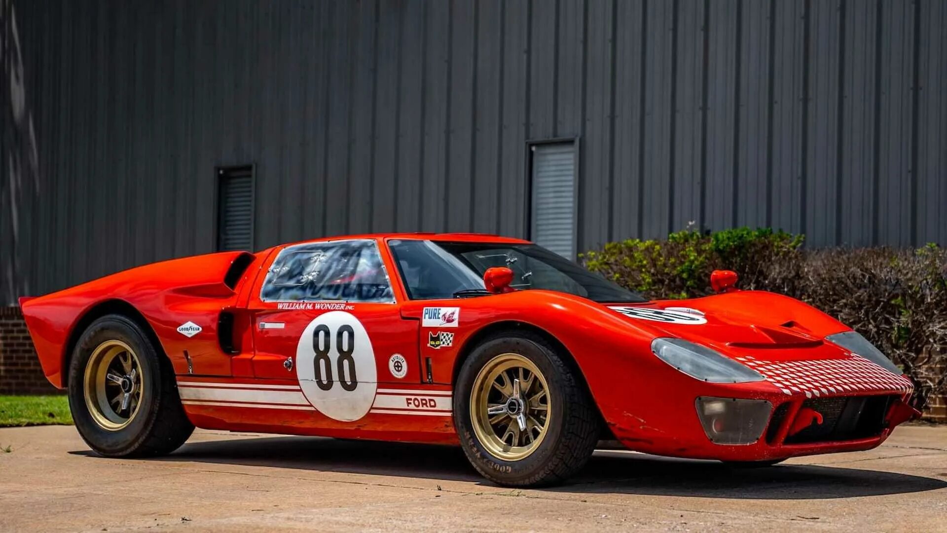 Феррари gt 40. Форд похожий на феррари. Лоренцо бандини форд против феррари. Форд похожий на феррари. Ford против ferrari (2019).