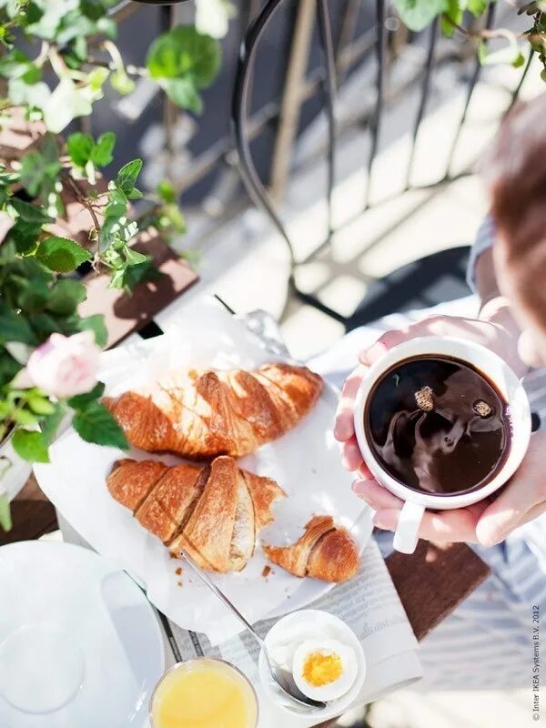 Утренний кофе с круассанами. Завтрак с кофе. Летний завтрак. Утро кофе завтрак.