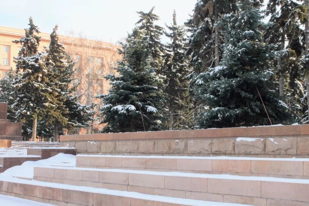 Под старой елью нашли 117. Площадь революции Челябинск. Голубая ель у Кремля. Херсон площадь Ленина. Первый снег на площади.