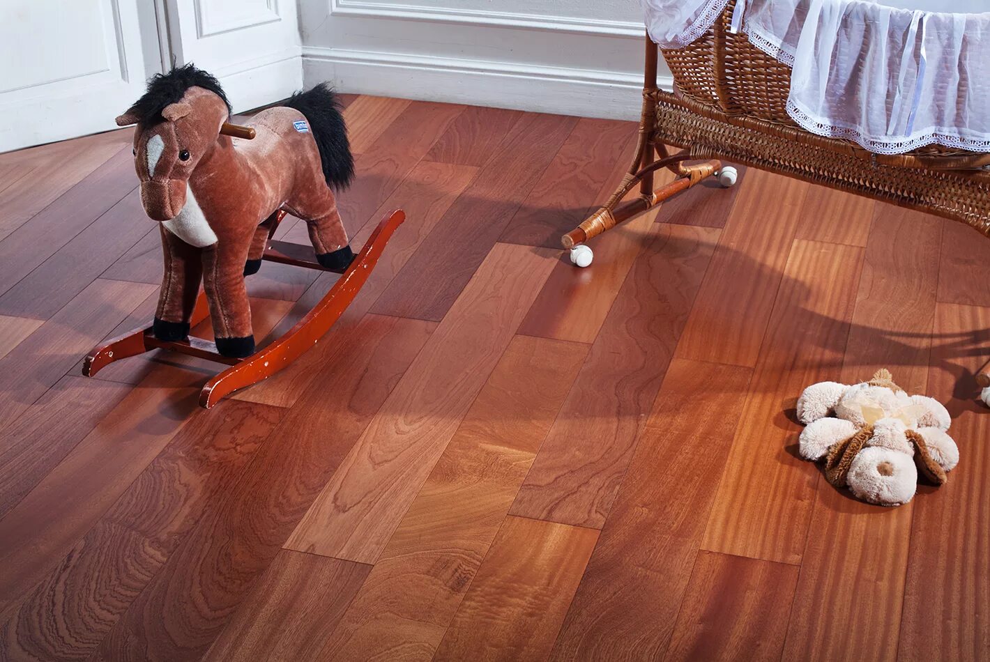 пол покрыт ламинатом. ламинат орех таркетт. пол покрыт ламинатом. ламинат в гостиной в интерьере. ламинат по диагонали в интерьере.