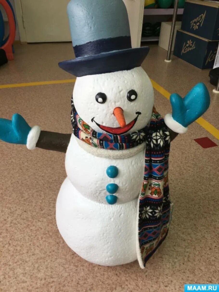 Снеговик поделка в детский сад. Поделка Снеговик для детского сада. Поделка веселый Снеговик для детского сада. Веселый Снеговик поделка в садик. Снеговик из вторсырья.