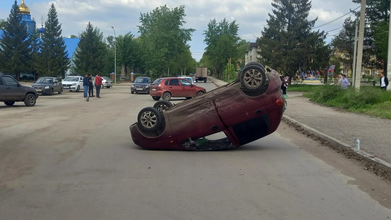 Авария в Отрадном Самарской области. Перевернутая машина. ДТП Отрадный Самарская.