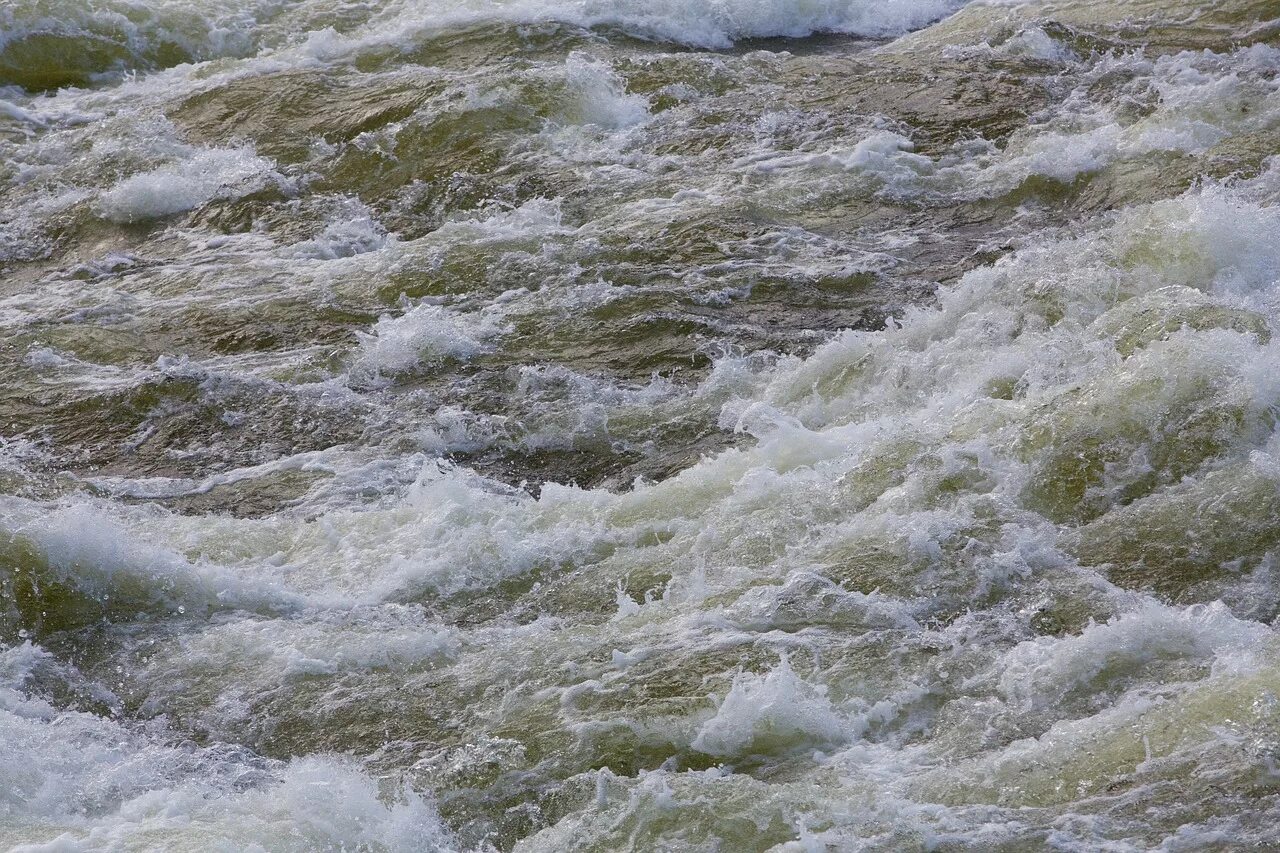 Она сильная река. Течение воды. Речка с волнами. Поток воды. В течении реки.