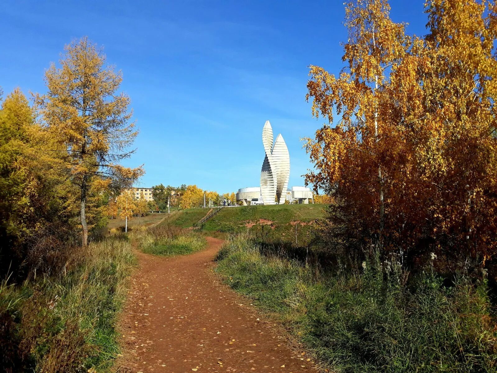 Долина в братске. Мемориал славы мемориал славы Братск. Мемориал в городе Братске. Природа города Братска. Мемориал славы Братск осенью Братск.