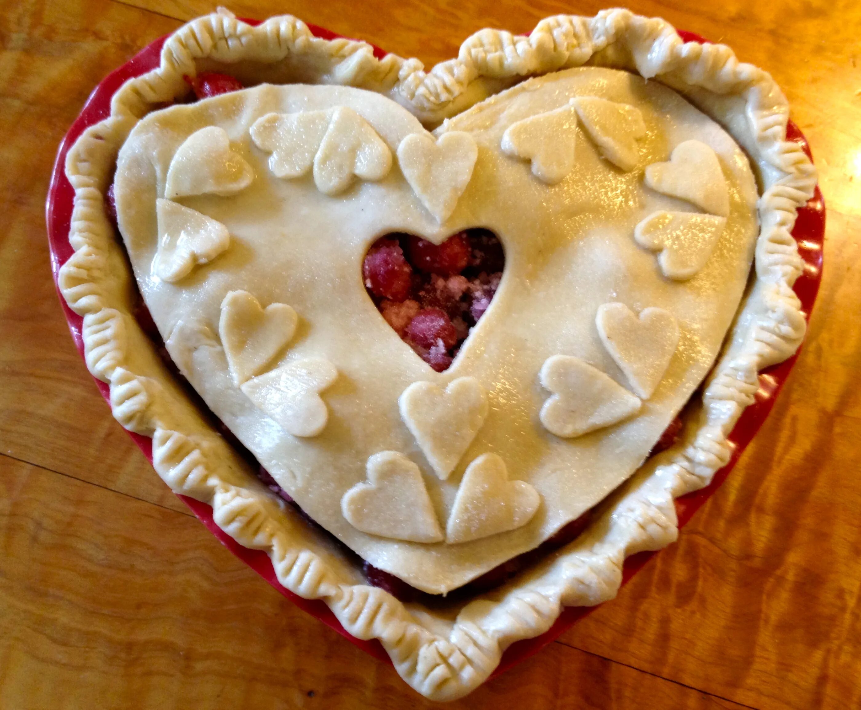 Выпечка сердечки. Пироги в виде сердца. Пирог в виде сердца. Украшение дрожжевых пирогов. Пироги в форме сердца.