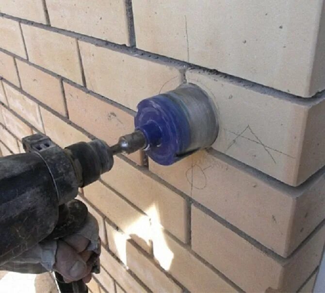 Пробить стену отверстие. Сверление отверстия 200мм в газобетоне. Просверлить в бетонной стене отверстие 110 мм. Сверление отверстий 80мм кирпич сухой. Отверстие 110 мм в бетоне.
