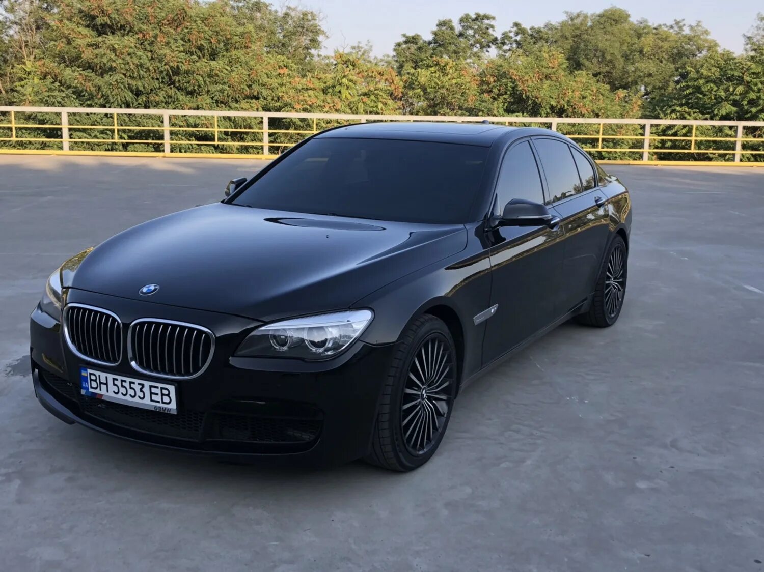 Авито купить бмв 7. BMW 5 тонированная. BMW 7 f01 тонированная. БМВ 5 чёрная тонированвя. BMW 7 f01 черная тонированная.