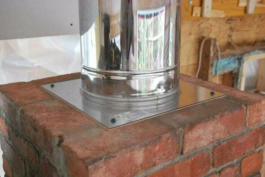 Сэндвич труба на кирпичный дымоход. Соединение кирпичной трубы с металлической трубой. Переходник с кирпичной трубы на сэндвич 510х510. Труба из нержавейки для дымохода кирпичной печи. Сэндвич труба на кирпичный дымоход.