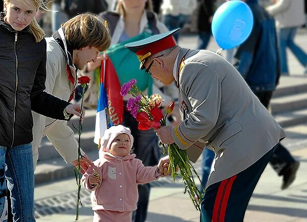 Празднование 23 февраля в семье. Ветераны и дети. День Победы семья. С праздником 23 февраля семья. Семья 23 рф