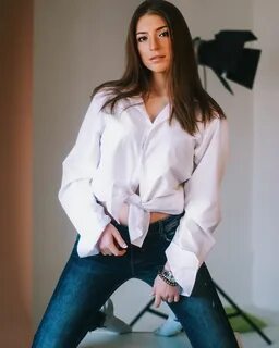 Красивые девушки в белых рубашках