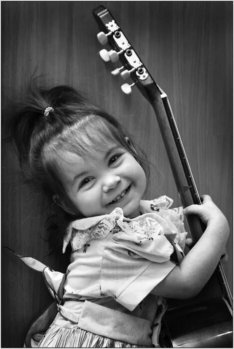 Руки на фортепиано. Девочка с гитарой. Мультфильм мыть руки. Пальчики мультяшные. Музыкальные инструменты для детей.