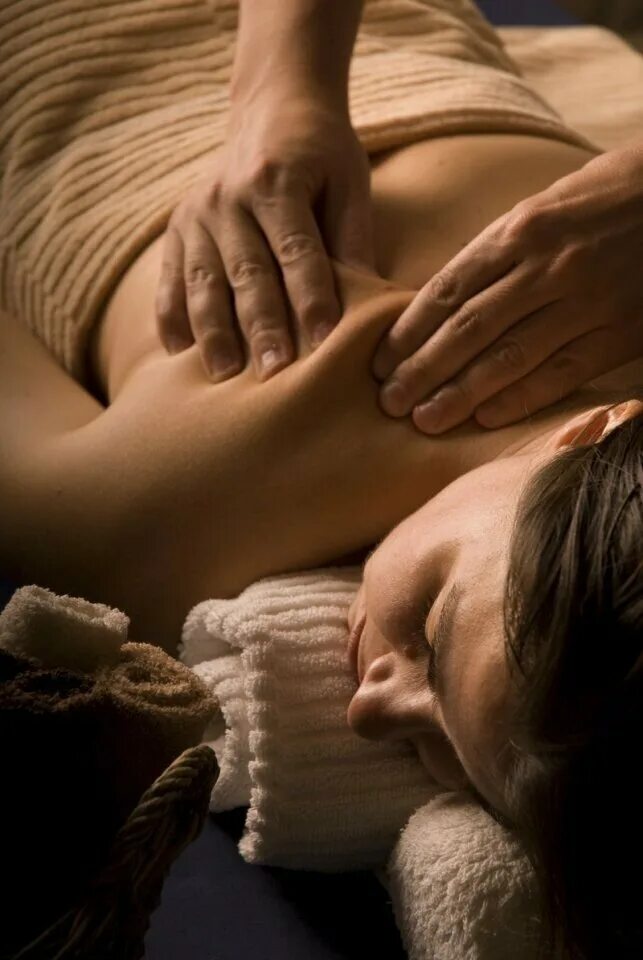 Массаж спины. Красивый массаж тела. Массаж спины женщине. Классический массаж тела. Alexis massage