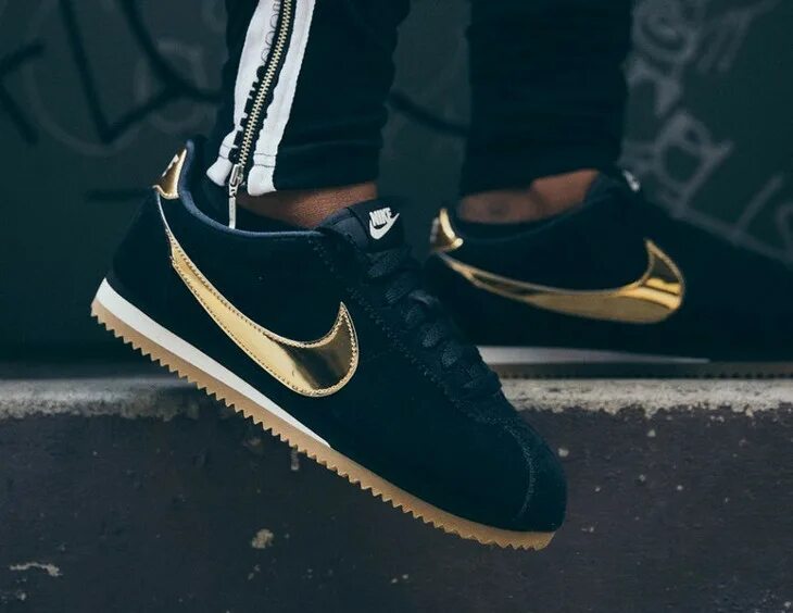 Nike Cortez Black Gold. Nike Cortez Gold. Nike Cortez 2021 Black. Nike Cortez черные. Кроссовки черно золотые