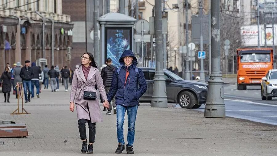 Москва в начале апреля. С началом апреля. Москва в начале апреля фото. Начало апреля в Москве женщина с ребенком. Погода в москве в начале апреля 2024